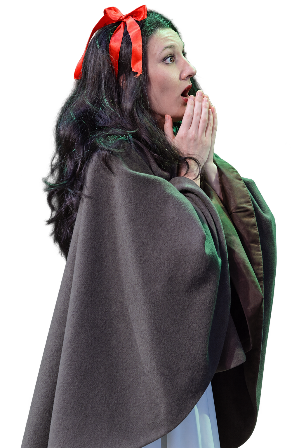 Blanche-Neige, Opéra national du Rhin — photographie © Alain Kaiser, source Ôlyrix ; détourage et recadrage Louise Pingeot en costume de Blanche-Neige, ruban rouge et cape, les mains jointes dans une expression de surprise