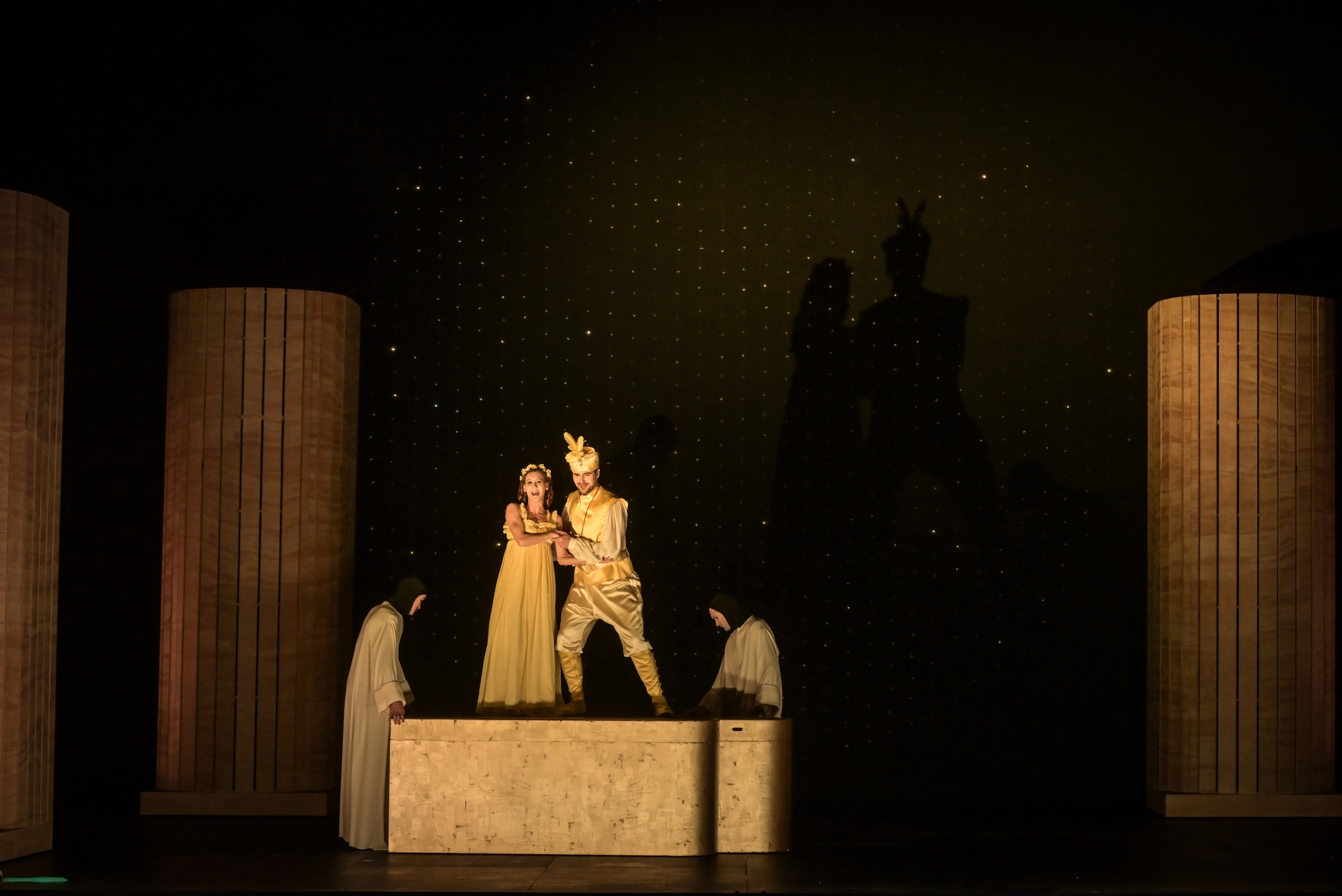 Louise Pingeot en Papagena, en robe dorée, avec Adrien Fournaison en Papageno dans Une Petite Flûte au Théâtre des Champs-Élysées